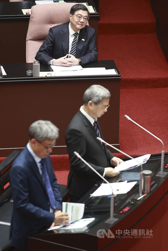 立法院會24日下午繼續進行施政總質詢，國民黨立委翁曉玲質詢時怒批行政院長卓榮泰（後）「只會耍嘴皮」等，拒絕請卓榮泰上台備詢，僅讓農業部長陳駿季（前左）、經濟部長龔明鑫（前右）同台答詢。中央社記者鄭清元攝　115年4月24日