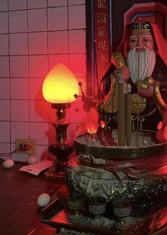 苗栗銅鑼鄉中平村10鄰土地公廟，自年初陸續莫名出現雞蛋，從神像旁到廟前金爐內都有，至少已有20顆，近期答案揭曉，原來是附近居民飼養的母雞進到廟裡下蛋。（徐裕逢提供）中央社記者管瑞平傳真　115年4月24日