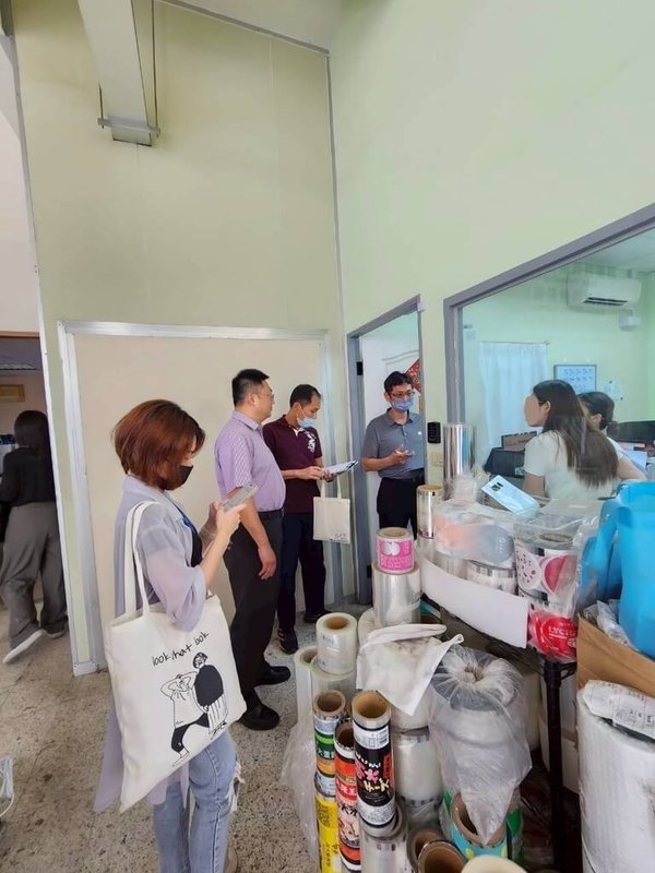 因應近期塑膠袋等民生必需品價格波動，高雄地檢署23日會同市府、調查局高雄市調處前往三民區及鳳山區查訪塑膠業者，未發現有不合理漲價或哄抬物價情事，市場供需大致穩定。（高雄地檢署提供）中央社記者洪學廣傳真　115年4月24日