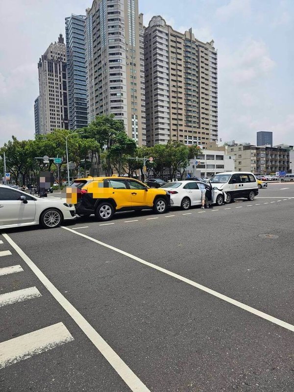高雄一輛警備車24日行經新興區中正三路，撞上對向待轉自小客車，衝擊力道更波及後方2輛自小客車，幸無人傷。警初步調查為吳姓員警疑身體不適偏移撞上，詳細事故原因待查。（高雄新興警分局提供）中央社記者洪學廣傳真　115年4月24日