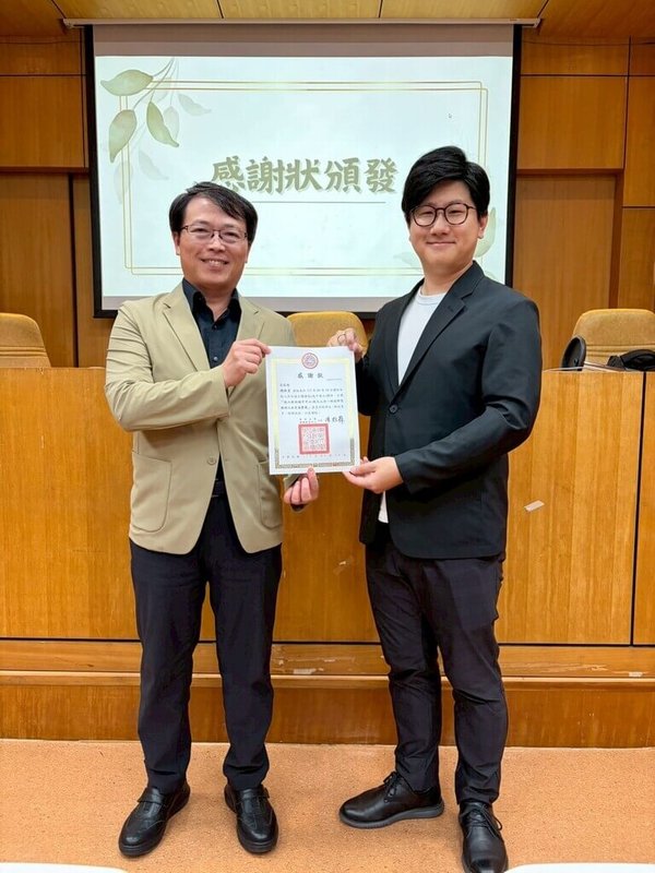 東吳大學近期邀請內政部國土管理署都市基礎工程組副組長趙啟宏（左）到校演講，分享從「車本位」到「人本位」的城市規劃變革，並由通識教育中心主任陳冠霖（右）頒贈感謝狀。（東吳大學提供）中央社記者陳至中傳真　115年4月24日