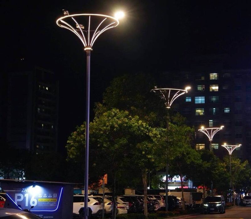 新竹縣竹北市公所24日表示，P16停車場因周邊商場停業致夜間照明不足，公所特別設置「自由之花」特色路燈改善，兼顧安全與城市景觀，打造市區新亮點。（竹北市公所提供）中央社記者郭宣彣傳真 115年4月24日