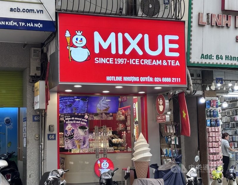 中國茶飲品牌蜜雪冰城以低價冰淇淋與茶飲成為越南最大茶飲連鎖店，但它賣的不只是消費茶品，更是整個供貨鏈。蜜雪冰城的店面通常較小，多以外帶為主，一杯飲品約台灣35元。中央社記者曾婷瑄河內攝115年4月24日