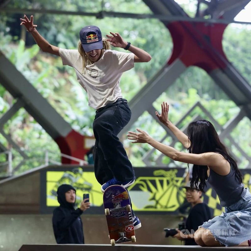 世界極限運動會(X Games)三連冠的女子超新星Chloe Covell在練習。中央社記者王飛華攝 115年4月25日