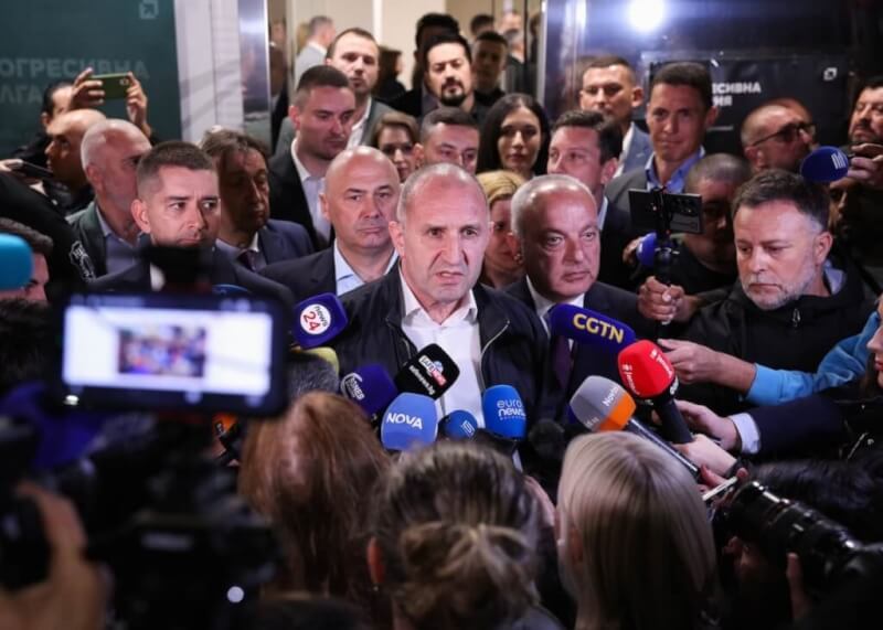 保加利亞國會大選20日公布官方選舉結果，親俄前總統拉德夫（中）所屬政黨聯盟「進步保加利亞」得票率達44.7%，得票率遠超親歐盟政黨。（路透社）