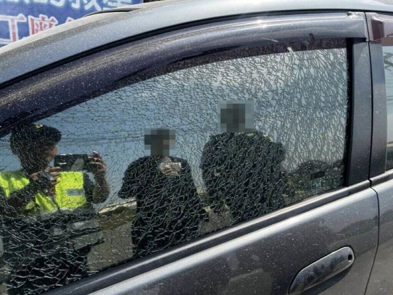 台中市北屯區某家具行落地窗與自小客車窗日前遭鋼珠彈射擊毀損，警方25日宣布經攻堅逮獲4人，嫌犯稱與被害人無糾紛，已多次在不同地點射擊玻璃與車窗。（民眾提供）中央社記者郝雪卿傳真  115年4月25日