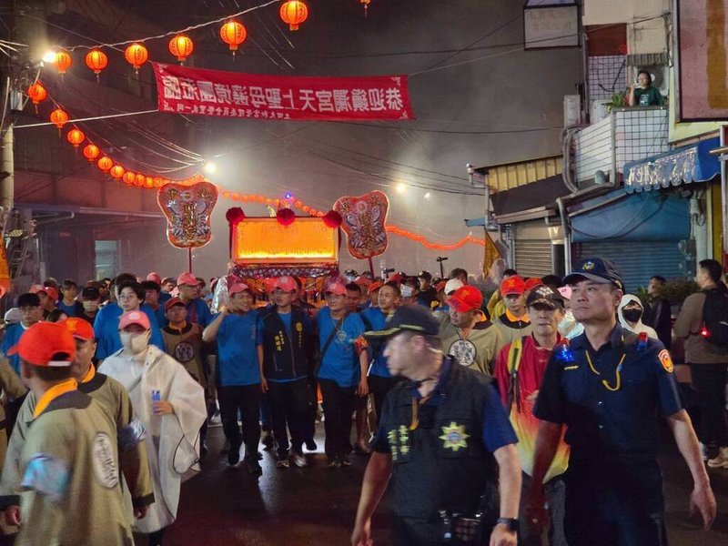 大甲媽祖遶境進香25日凌晨返抵台中市區，台中市政府警察局烏日分局投入多名警力及民力防範不法。（警方提供）中央社記者郝雪卿傳真  115年4月25日