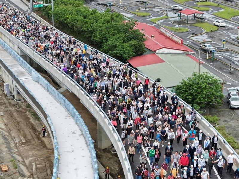 新北市府民政局25日舉辦淡江大橋通車前健行暖身活動，圖為空拍照片，綿延的隊伍形成人龍，相當壯觀。（新北市府民政局提供）中央社記者黃旭昇傳真 115年4月25日
