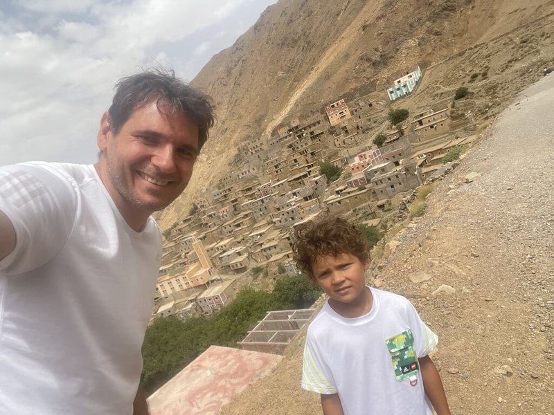 法國旅遊作家于伯勒（Ludovic Hubler，左）規劃「和平之路」旅行計畫，將帶著10歲兒子塞巴斯提安造訪台灣。照片攝於2023年摩洛哥阿特拉斯山脈。（于伯勒提供）中央社記者曾依璇巴黎傳真　115年4月25日