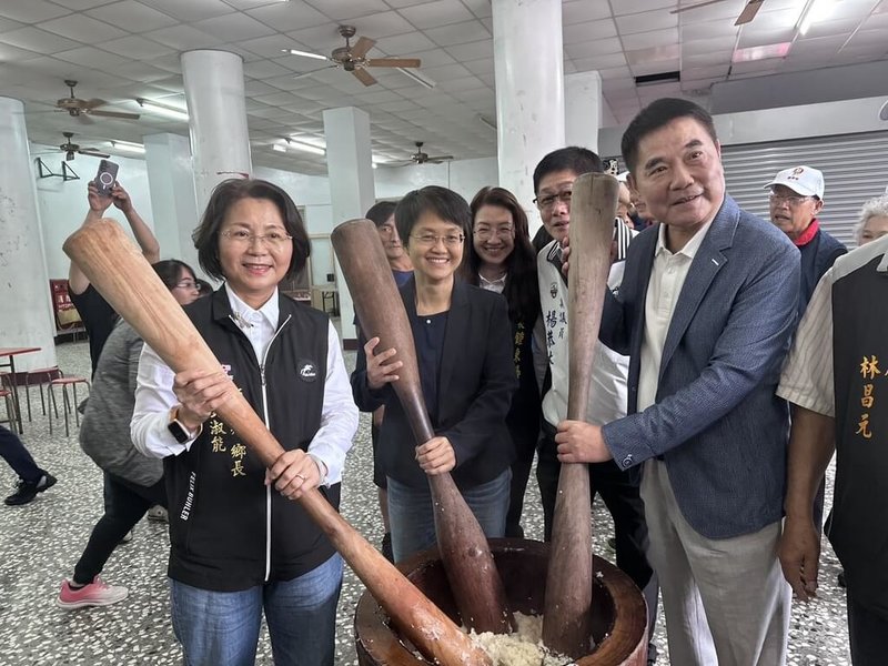 「2026桐花祭」系列活動於全台13縣市接力展開，客委會主委古秀妃（前左2）25日赴苗栗獅潭出席「桐香細路 遶尞苗栗」活動，與縣長鍾東錦（前右）等人一同體驗搗麻糬。（客委會提供）中央社記者魯鋼駿傳真 115年4月25日