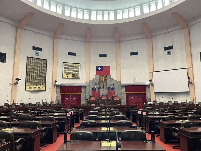 立法院中南部服務中心25日在台中市霧峰區民主議政園區舉辦「民主領航員－小小議長體驗營」公益活動，圖為園區內的「原台灣省議會議事堂」。（立法院中南部服務中心提供）中央社記者郝雪卿傳真  115年4月25日