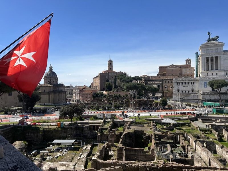 馬爾他騎士團義大利協會總部位在古羅馬遺跡奧古斯都廣場旁，具有俯瞰整片遺跡美景的涼廊。中央社記者黃雅詩羅馬攝115年4月25日