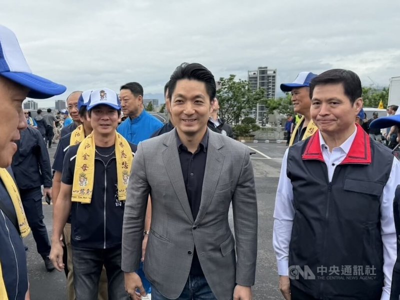 台北市長蔣萬安（右2）25日首度與年底選戰民進黨潛在對手立委沈伯洋同框，他說，現在離選舉還有一段時間，他就是持續專注市政，為市民福祉打拼。中央社記者陳昱婷攝 115年4月25日