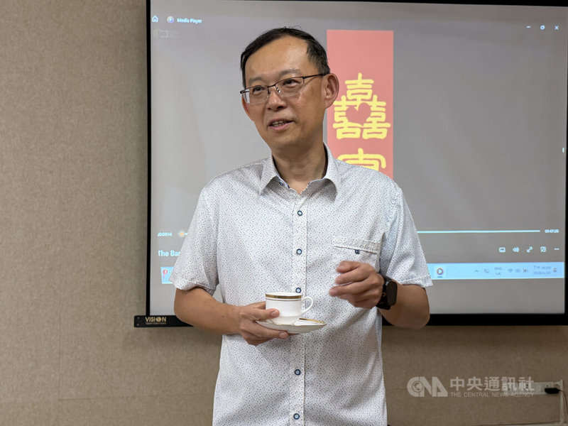 駐印度代表處24日播放導演李安的經典作品「囍宴」，駐印度代表陳牧民（圖）表示，希望透過電影欣賞的形式，促進台灣與印度的交流，讓更多印度民眾尤其是有在學華語文的學生，更深入認識台灣社會與文化。中央社記者李晉緯新德里攝  115年4月25日