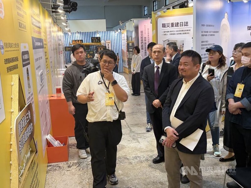 勞動部「與光同行－職災勞工重建特展」25日起在瓶蓋工廠台北製造所F棟登場，勞動部長洪申翰（前右）出席進行開展儀式並參觀特展。中央社記者吳欣紜攝 115年4月25日