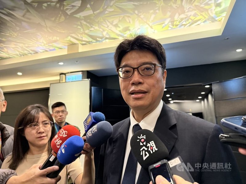 陸委會主委邱垂正25日針對總統賴清德出訪受阻表示，中共一手硬一手軟的對台策略不會改變，面對複合性施壓，要落實賴總統「和平四大支柱行動方案」，將和平建立於實力，強化自我防衛力量。中央社記者廖文綺攝 115年4月25日