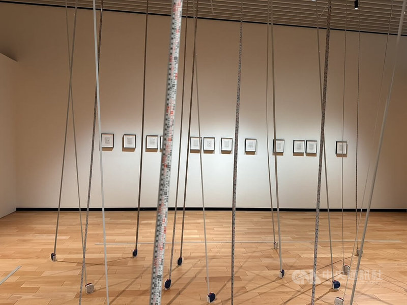 高雄創價美術館推出「印記/迴盪/詩篇－莊普個展」，25日舉行開幕式，展出作品類型多元，不乏大型裝置藝術作品，如以魯班尺為媒材的「尺護」等。中央社記者林巧璉攝　115年4月25日