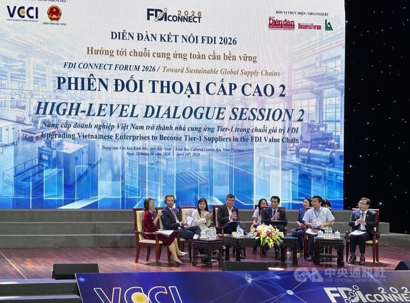 富士康越南總部負責人周義文（右1）24日受邀出席「外國直接投資合作論壇」，與多國企業與機構代表同台，分享如何提升越南企業在供應鏈中的價值，並提出加強管理、人才升級等5項建議。中央社記者曾婷瑄北寧攝　115年4月25日