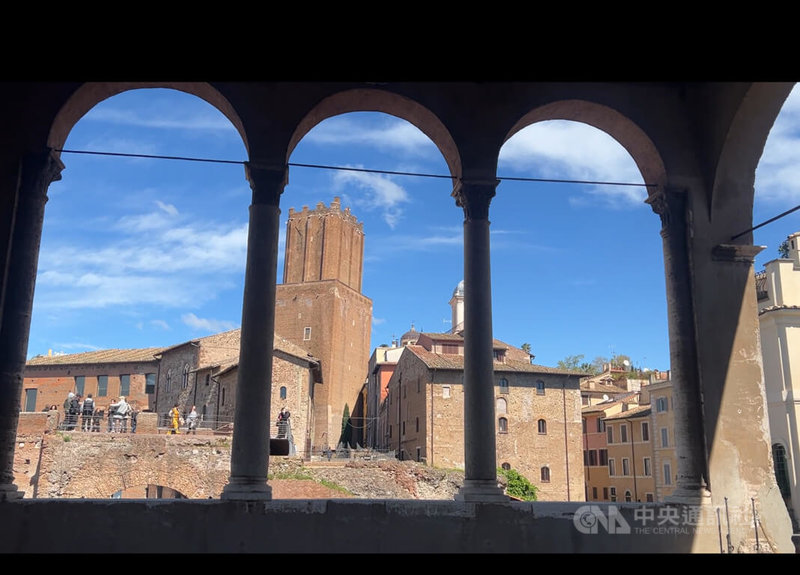 馬爾他騎士團義大利協會總部外的遺跡景色。中央社記者黃雅詩羅馬攝115年4月25日