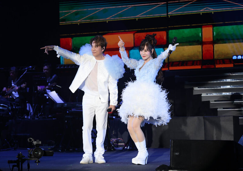 台語情歌天后龍千玉（右）25日晚間在台中惠蓀堂舉辦「男人情．女人心」演唱會，不僅特別訂製12套表演服裝，在台上上演變裝秀，首個橋段也邀請弟弟江志豐（左）同台合唱。（瑞揚創意提供）中央社記者王心妤傳真　115年4月25日