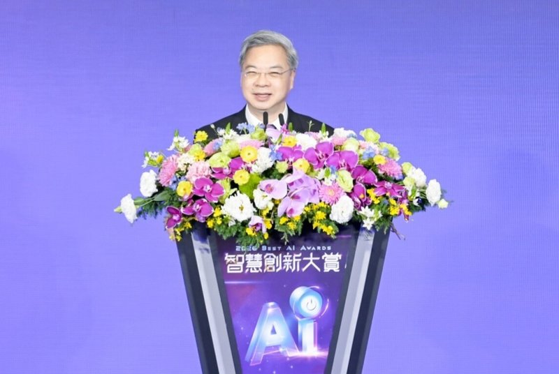經濟部25日舉行第2屆智慧創新大賞頒獎典禮，經濟部長龔明鑫（圖）表示，台灣在半導體與伺服器等AI硬體領域具備關鍵優勢，下一階段更重要的是如何將AI轉化為百工百業的實際應用，讓產業真正因導入AI而產生效益。（經濟部提供）中央社記者蘇思云傳真　115年4月25日