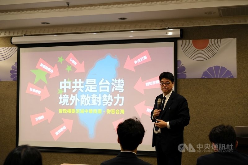 陸委會主委邱垂正25日在安倍政經塾開幕式演講指出，兩岸關係的主要影響因素是中國國家主席習近平，在他設定「中華民族偉大復興」歷史任務、對台武力威脅不斷的情況下，「和平不是躺平，更不是依靠習近平」。中央社記者廖文綺攝　115年4月25日