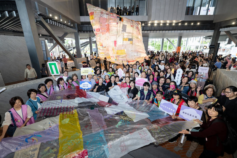 新北市美術館25日慶祝開館週年，邀集8間學校、6個社群團體與在地居民加入「太陽能飛行博物館」升空實驗行動創作行列。（新北市美術館提供，攝影：呂國瑋）中央社記者黃旭昇傳真　115年4月25日