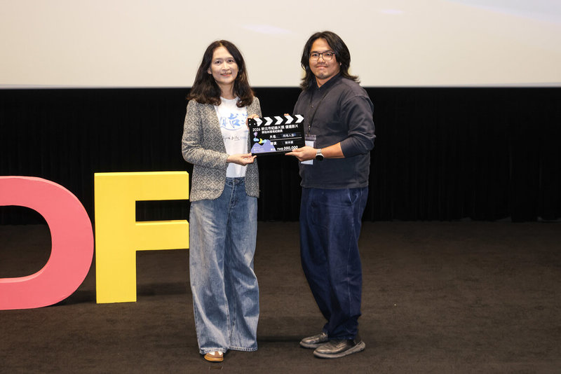 2026新北市紀錄片獎與齊柏林基金會合作設立「齊柏林環境紀錄獎」，25日公布優選名單，導演陳祥豪（右）執導紀錄片「向地人生」入選齊柏林環境紀錄獎，由齊柏林基金會副執行長林穎儀（左）頒獎。（新北市新聞局提供）中央社記者黃旭昇傳真　115年4月25日