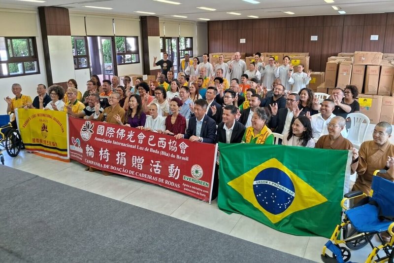 巴西如來寺24日舉行成立34周年慶祝活動，佛光山南美洲總住持妙佑法師（前排左6）依循星雲大師理念，捐贈480台輪椅予社福及醫療機構。駐聖保羅台北經濟文化辦事處處長朱怡靜（前排左7）、巴西佛光協會新任會長李樹立（前排左4）、名譽會長許永隆（前排左1）、慈善機構「愛之贈予」創辦人支黃秀莉（前排左9）及多位地方官員、僑界代表共同見證善舉。（支黃秀莉提供）中央社記者唐雅陵聖保羅傳真　 115年4月25日