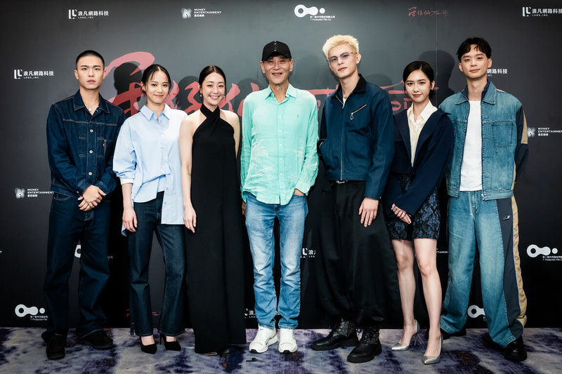 「符仔仙・破命」演員王碩瀚（左起）、蔡南筠、謝欣穎、喜翔、邱以太、何思靜、林志謙出席24日的殺青宴，並分享準備角色的過程。（曼尼娛樂提供）中央社記者王心妤傳真 115年4月25日