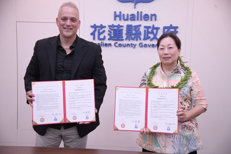 美國夏威夷州夏威夷郡與花蓮縣締盟姊妹市55年，夷郡長阿拉美達（左）率團到訪花蓮，與花蓮縣長徐榛蔚（右）簽署「姊妹市盟誼重申宣言」，將持續透過分享防災經驗、永續旅遊及促進青年互動等面向交流。（花蓮縣府提供）中央社記者張祈傳真 115年4月25日
