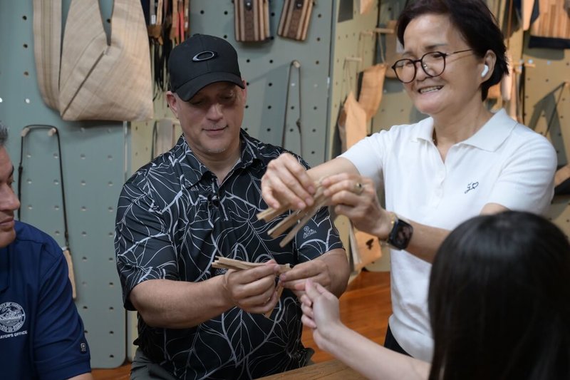 美國夏威夷州夏威夷郡長阿拉美達（左）率團於22日至25日到訪花蓮，期間參訪豐濱鄉「新社香蕉絲工坊」體驗花蓮特有的香蕉絲纖維工藝。（花蓮縣府提供）中央社記者張祈傳真 115年4月25日