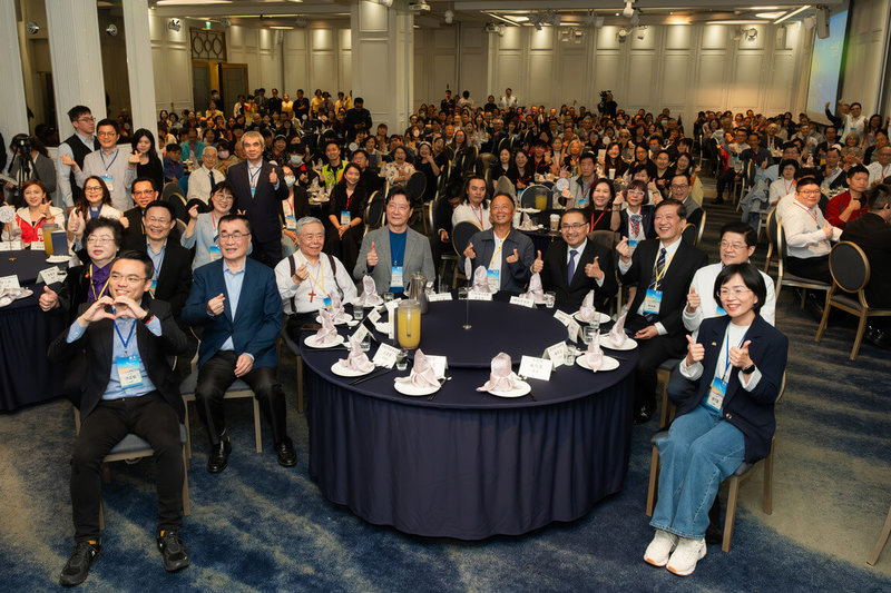 民進黨新北市長參選人蘇巧慧（前右）、國民黨新北市長參選人李四川（前左2）25日同台出席2026新北城市祈禱會，兩人同桌與現場來賓一同合影。（蘇巧慧競選辦公室提供）中央社記者黃旭昇傳真　115年4月25日