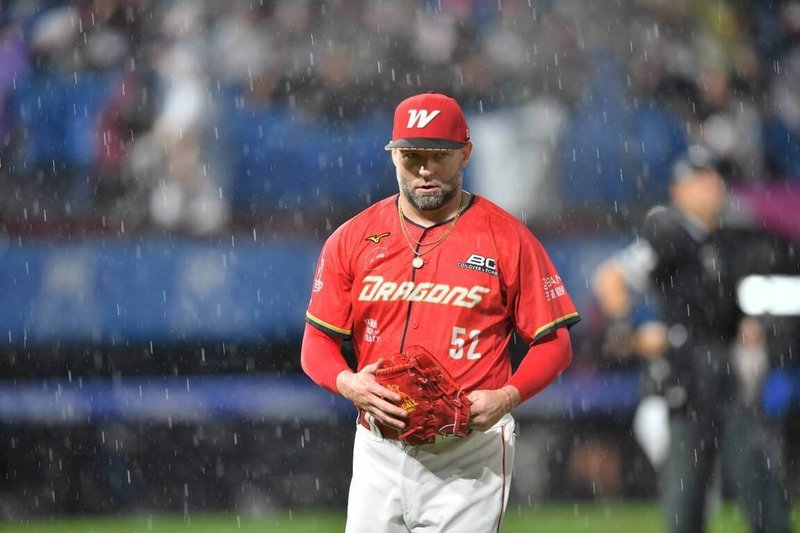 中華職棒味全龍隊先發投手伍鐸（Bryan Woodall）（圖）25日在桃園球場面對樂天桃猿隊，雖然比賽2度遇雨暫停，仍繳出7局失1分的好投。（味全龍隊提供）中央社記者蘇志畬傳真　115年4月25日