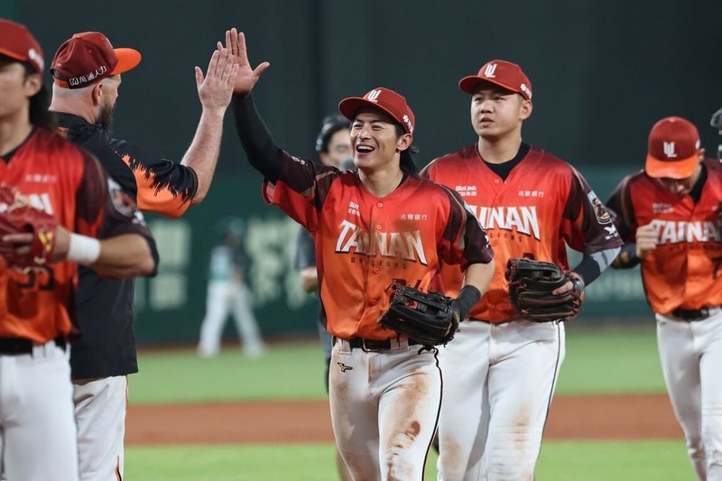 中華職棒統一7-ELEVEn獅隊長陳傑憲（前中）25日傷癒後首場一軍先發就有好表現，單場1安1盜壘1保送，率隊以6比4拿勝、獲選單場MVP。（統一獅提供）中央社記者謝靜雯傳真　115年4月25日