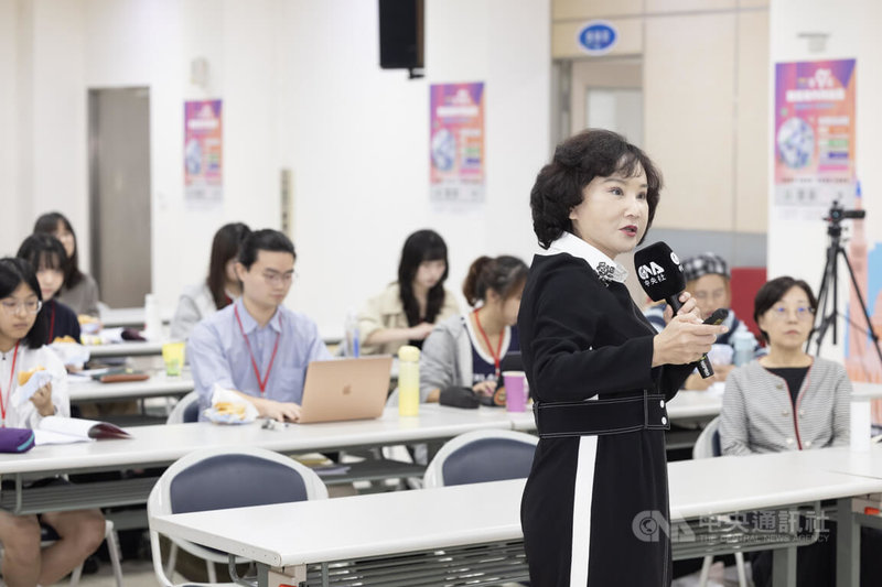 中央通訊社第9屆「我是海外特派員」北區培訓營25日上午登場，中央社社長胡婉玲（前右）以「AI時代下的全方位新聞人」為題進行授課，並分享採訪經驗。中央社記者趙世勳攝 115年4月25日