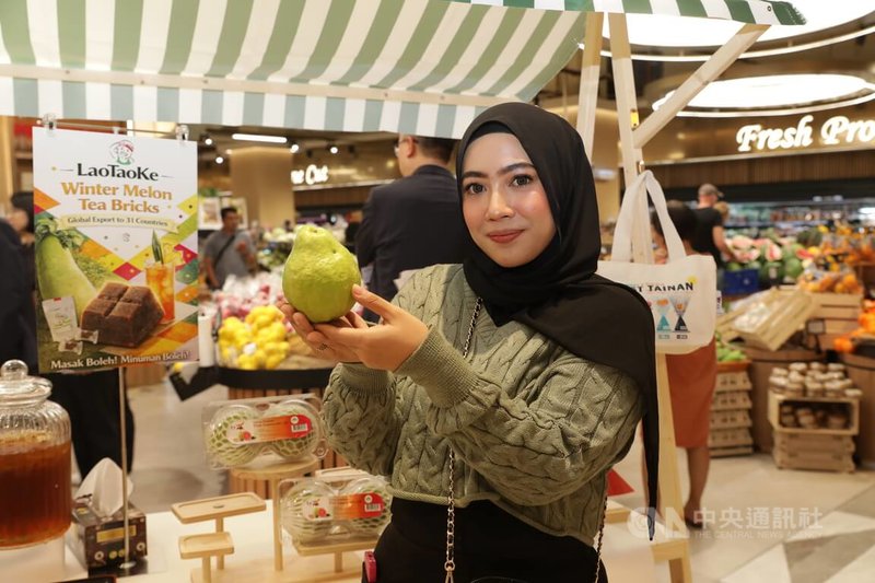 台南紅心芭樂前進馬來西亞，讓初次品嚐的馬來網紅花婷（Fatin）超驚豔，讓她瞬間愛上台灣。中央社記者黃自強吉隆坡攝 115年4月25日