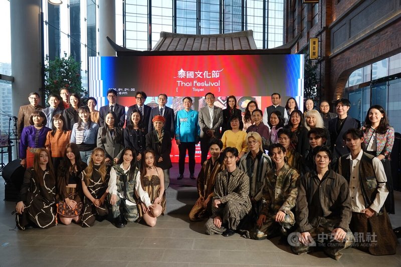 2026泰國文化節25日舉行開幕記者會，泰國駐台代表文那隆（後排中）與出席的各國使節、泰國藝人及來賓合影。中央社記者吳書緯攝　115年4月25日