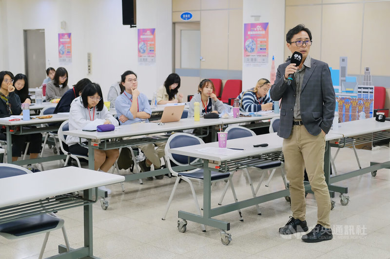 中央社第9屆「我是海外特派員」培訓營北區場25日上午登場，中央社資訊中心主任編輯黃瑞弘（前右）進行授課，指導學員如何在採訪中進行事實求證。中央社記者趙世勳攝 115年4月25日