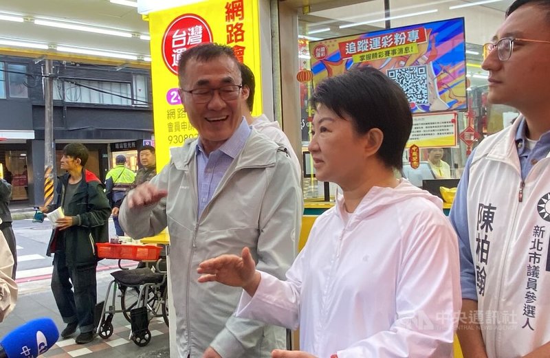 台中市長盧秀燕（右2）25日北上新北市力挺國民黨新北市長參選人李四川（前左），兩人一同走訪板橋市區，李四川親自為盧秀燕介紹板橋建設現況。中央社記者黃旭昇攝　115年4月25日