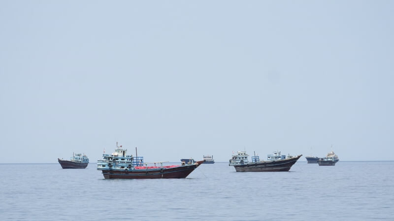 圖為24日在荷莫茲海峽航行的船隻。（路透社）