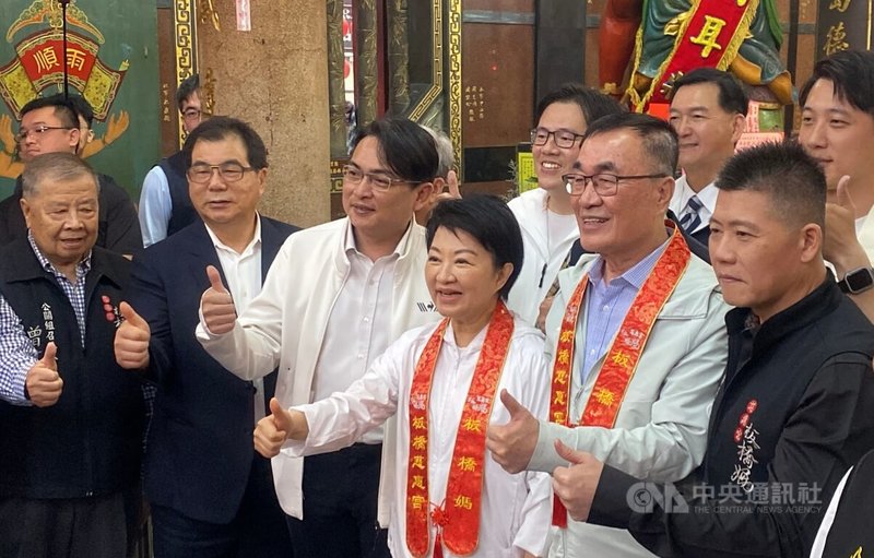 台中市長盧秀燕（前右3）25日下午到新北市為國民黨新北市長參選人李四川（前右2）加油打氣，兩人並一同前往板橋慈惠宮上香祈福。中央社記者黃旭昇攝　115年4月25日