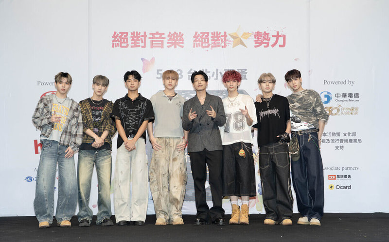 2026 hito流行音樂獎5月23日將在台北小巨蛋舉行頒獎典禮，創作歌手HowZ（右4）與男團F.F.O成員25日共同出席典禮搶票會，帶來精彩演出並抽票。（Hit Fm聯播網提供）中央社記者王心妤傳真　115年4月25日