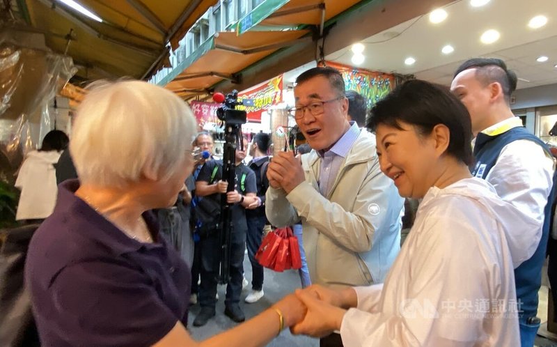 台中市長盧秀燕（前右）25日下午北上走訪新北市，與國民黨新北市長參選人李四川（2排右2）一同前進板橋區的傳統市場掃街拜票，爭取支持。中央社記者黃旭昇攝　115年4月25日