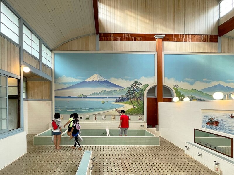日本的公共澡堂早已面臨顧客減少、高齡經營者無人接班難題，如今「錢湯」更因油價暴漲而雪上加霜。（圖取自維基共享資源；作者ウィキ太郎，版權屬公有領域）