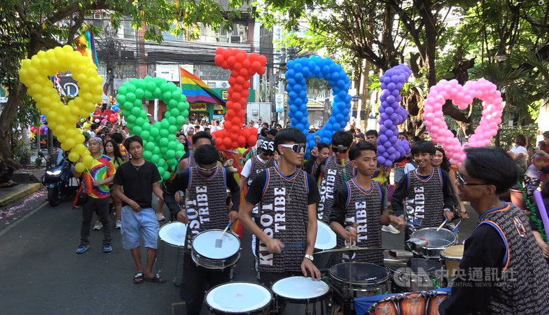馬尼拉市政府25日舉辦首屆「馬尼拉夏季同志驕傲遊行」，數以千計民眾熱情參與。中央社記者林行健馬尼拉攝　115年4月25日