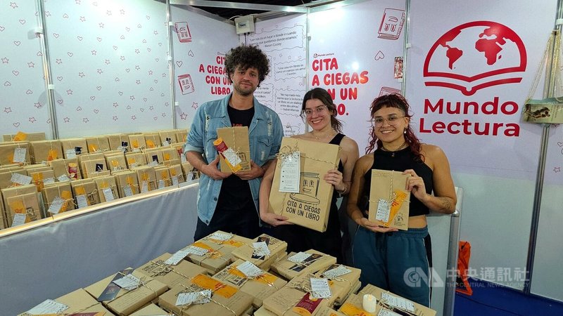 從小在書店長大的卡內洛（Santiago Carnero）（左一），如今作為第二代獨立書店經營者，帶領家人以「盲書約會」形式參與國際書展，嘗試吸引新的讀者群。中央社記者黃韻如布宜諾斯艾利斯攝　115年4月25日