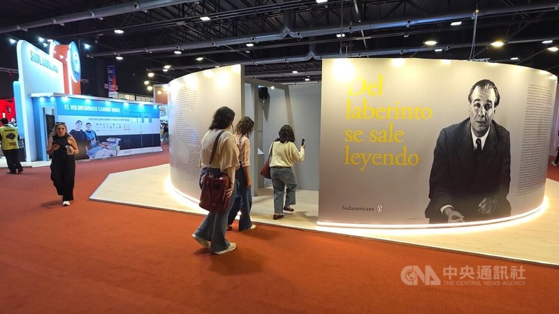 第50屆布宜諾斯艾利斯國際書展以波赫士（Jorge Luis Borges）為主題的展區，設計成迷宮空間，帶領民眾走入波赫士的文學世界，從不同面向閱讀去找到真理。中央社記者黃韻如布宜諾斯艾利斯攝　115年4月25日