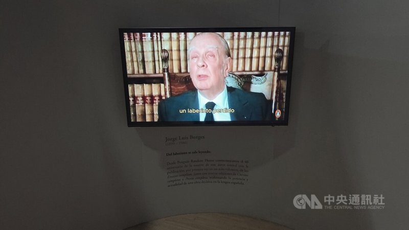 布宜諾斯艾利斯國際書展，走入迷宮展區中心，展示著作家波赫士晚年影像。波赫士晚年失明後，在看不見的黑暗中，仍持續分享作品中的迷宮意象，期盼大家在閱讀和討論中找到真理。中央社記者黃韻如布宜諾斯艾利斯攝　115年4月25日