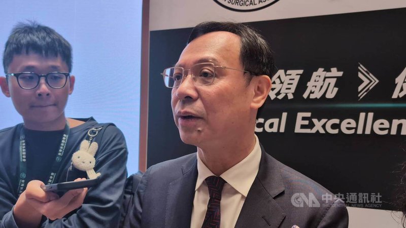 衛福部長石崇良（右）25日出席「2026台灣外科醫學會年會暨外科聯合學術國際研討會」開幕式，並在會前接受媒體聯訪被問及民眾黨前主席柯文哲遭指晚上去新光醫院要求解釋病情，他說，這是很不好的示範。中央社記者曾以寧攝　115年4月25日